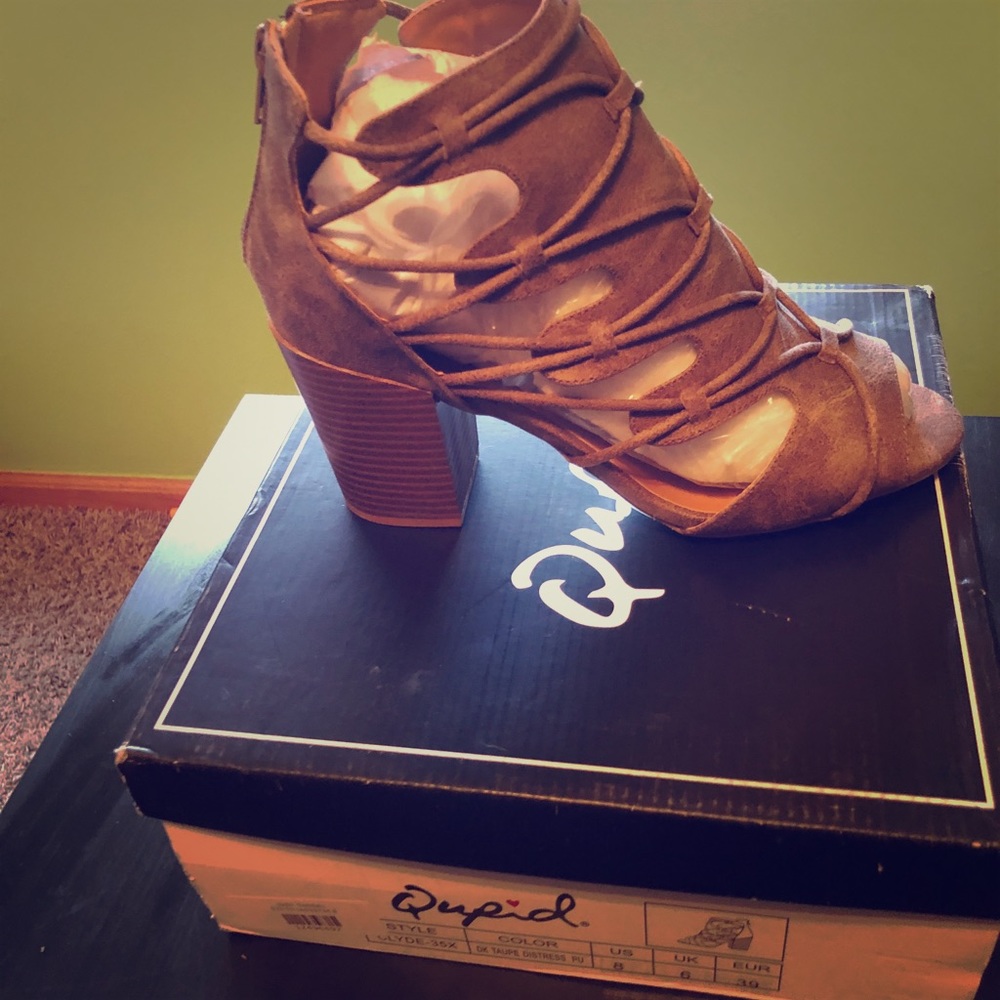 Quipid sandals